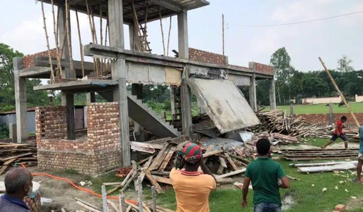 নির্মাণাধীন ইউনিয়ন ভূমি অফিসের একাংশে ধস, নিম্নমানের কাজের অভিযোগ