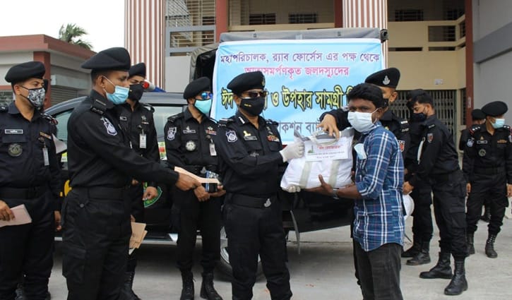 আত্মসমর্পণকারী জলদস্যুদের ঈদ উপহার দিলো র্যাব আত্মসমর্পণকারী জলদস্যুদের ঈদ উপহার দিলো র্যাব
