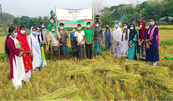 রাঙামাটিতে ধানকাটায় কৃষকের পাশে ‘জীবন’ রাঙামাটিতে ধানকাটায় কৃষকের পাশে ‘জীবন’