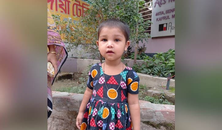 খাবারের জন‌্য রাস্তায় দাঁড়িয়ে কাঁদছিলো রিয়া মনি