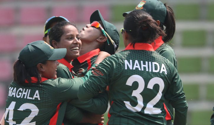 দুর্দান্ত বোলিংয়ে সিরিজ বাংলাদেশ ইমার্জিং দলের দুর্দান্ত বোলিংয়ে সিরিজ বাংলাদেশ ইমার্জিং দলের