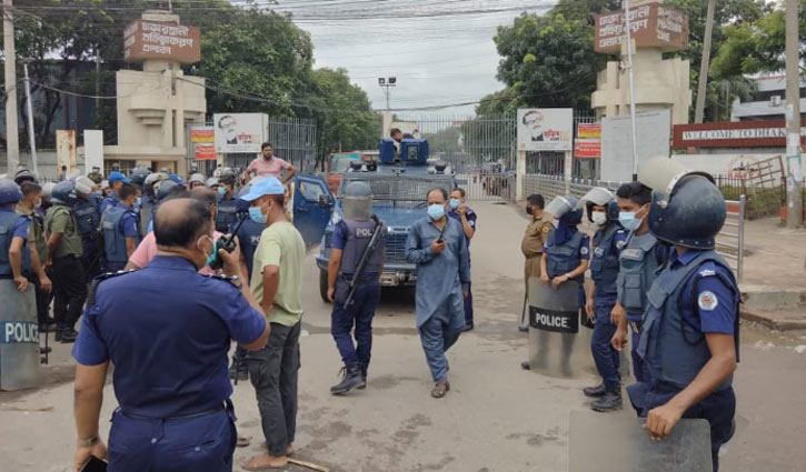 সাভারে সড়ক অবরোধ করে শ্রমিকদের বিক্ষোভ সাভারে সড়ক অবরোধ করে শ্রমিকদের বিক্ষোভ