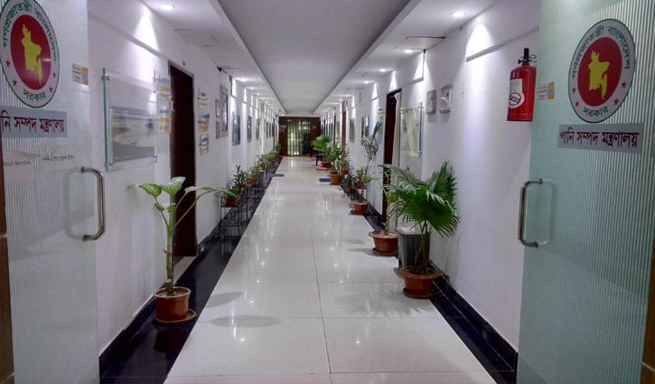 সচিবালয়ে ব্যস্ত সময় কাটছে সচিবালয়ে ব্যস্ত সময় কাটছে