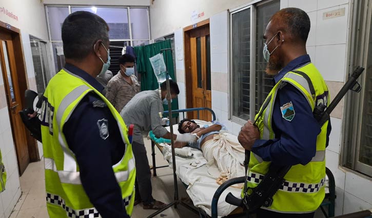 সিরাজগঞ্জে দুর্বৃত্তের ছুরিকাঘাতে আহত ৫ সিরাজগঞ্জে দুর্বৃত্তের ছুরিকাঘাতে আহত ৫