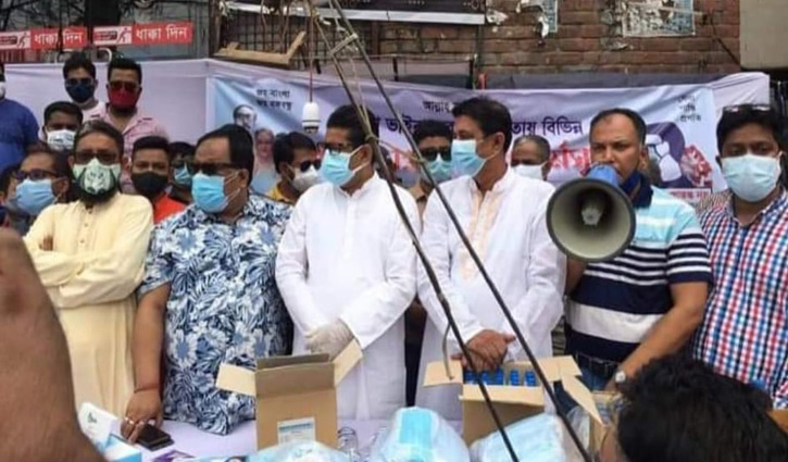 রাজধানীতে মাস্ক-স্যানিটাইজার বিতরণ করলো স্বেচ্ছাসেবক লীগ রাজধানীতে মাস্ক-স্যানিটাইজার বিতরণ করলো স্বেচ্ছাসেবক লীগ