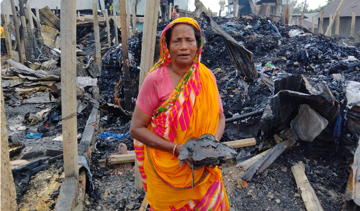 টঙ্গীর ধ্বংসস্তূপ ঘিরে সব হারানো মানুষের বিলাপ টঙ্গীর ধ্বংসস্তূপ ঘিরে সব হারানো মানুষের বিলাপ