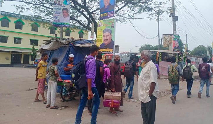 অনিশ্চিত যাত্রায় বাড়িফেরা মানুষ অনিশ্চিত যাত্রায় বাড়িফেরা মানুষ