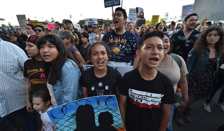 যুক্তরাষ্ট্রে প্রবেশের জন্য মেক্সিকো সীমান্তে মানুষের ঢল