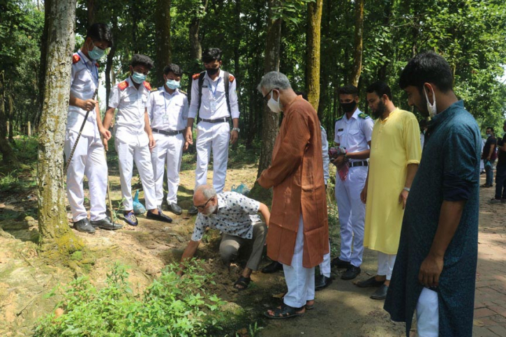 গাজীপুরে আড়াই হাজার তালবীজ রোপণ গাজীপুরে আড়াই হাজার তালবীজ রোপণ
