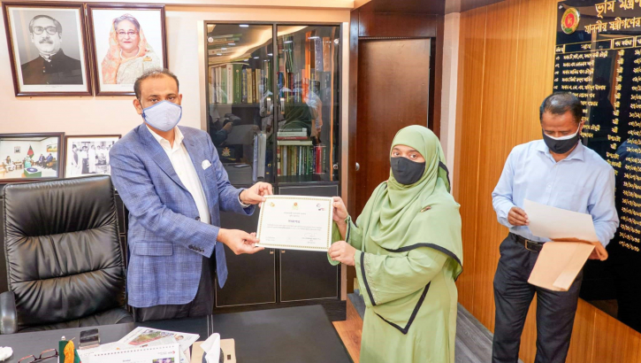 ভূমি মন্ত্রণালয়ের ৫ জন পেলেন শুদ্ধাচার পুরস্কার 