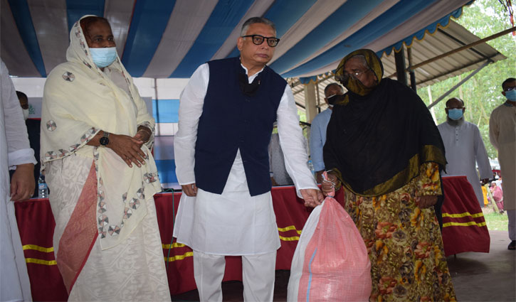 দরিদ্র ও অসহায় পরিবারের মধ্যে এবি ব্যাংকের খাদ্য সামগ্রী বিতরণ দরিদ্র ও অসহায় পরিবারের মধ্যে এবি ব্যাংকের খাদ্য সামগ্রী বিতরণ