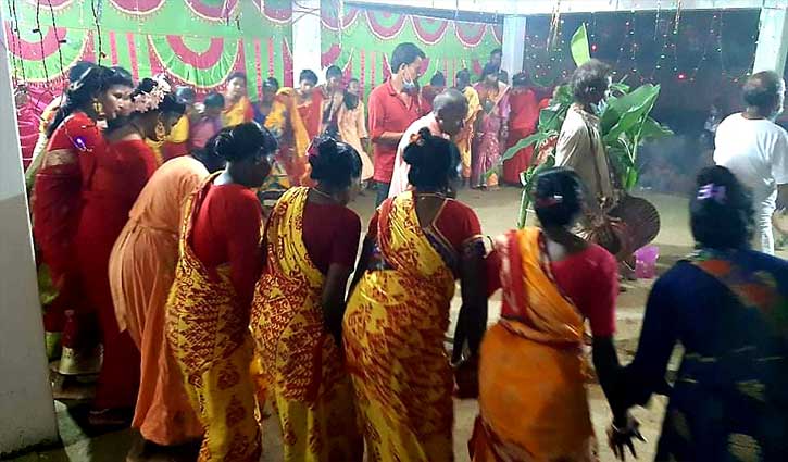 নাচে-গানে কারাম উৎসব উদযাপন করছে ওঁরাও সম্প্রদায় নাচে-গানে কারাম উৎসব উদযাপন করছে ওঁরাও সম্প্রদায়