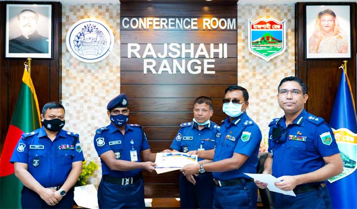 গণপরিবহনে ডাকাতি মামলার রহস্য উদঘাটন: ৬ পুলিশ কর্মকর্তা পুরস্কৃত