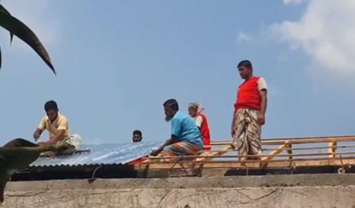 স্বস্তি ফিরেছে পীরগঞ্জের ক্ষতিগ্রস্ত পরিবারগুলোর মাঝে স্বস্তি ফিরেছে পীরগঞ্জের ক্ষতিগ্রস্ত পরিবারগুলোর মাঝে
