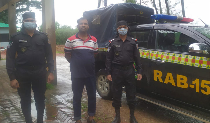 ২০ হাজার ইয়াবা ও অস্ত্রসহ আটক ১ ২০ হাজার ইয়াবা ও অস্ত্রসহ আটক ১