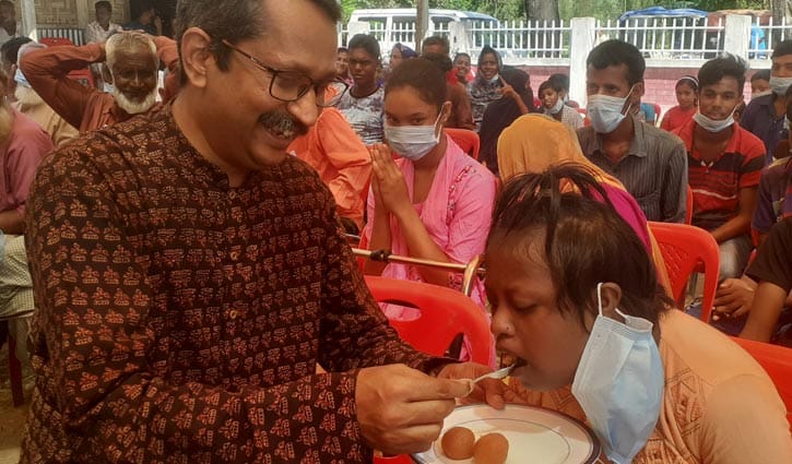 প্রতিবন্ধী শিক্ষার্থীদের মিষ্টি খাইয়ে প্রধানমন্ত্রীর জন্মদিন উদযাপন প্রতিবন্ধী শিক্ষার্থীদের মিষ্টি খাইয়ে প্রধানমন্ত্রীর জন্মদিন উদযাপন
