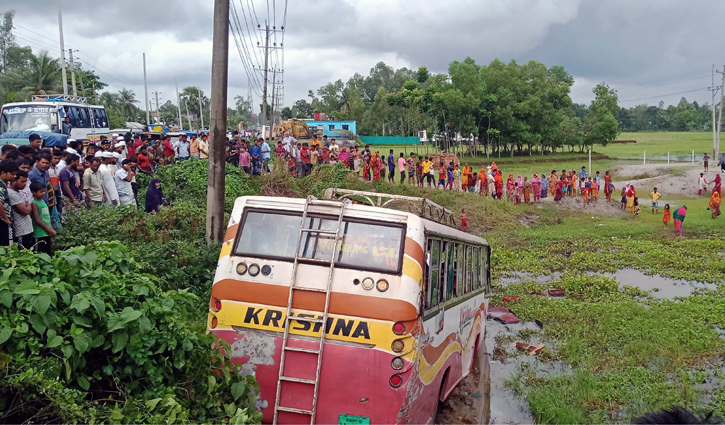 টাঙ্গাইলে বাস খাদে পড়ে নিহত ১, আহত ২০ টাঙ্গাইলে বাস খাদে পড়ে নিহত ১, আহত ২০
