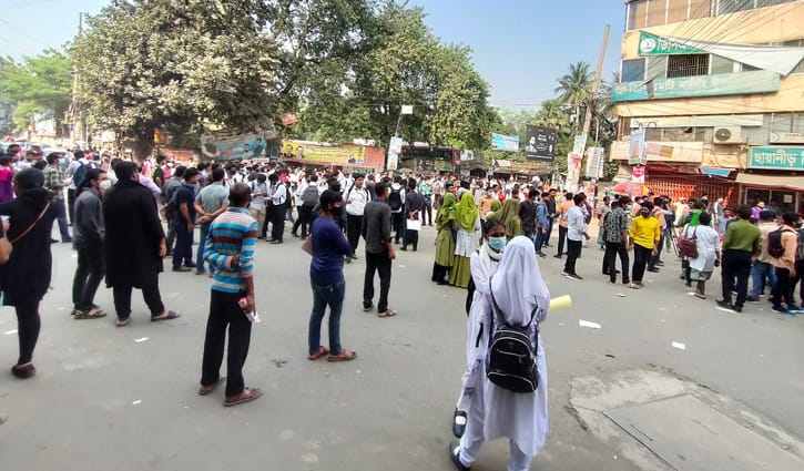 হাফ ভাড়ার দাবিতে আজও শিক্ষার্থীদের সড়ক অবরোধ