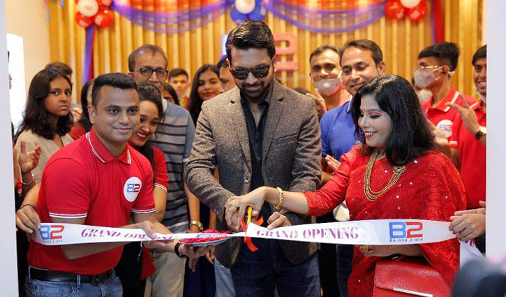 ভক্তদের ভিড় ঠেলে ফিতা কাটলেন তাহসান ভক্তদের ভিড় ঠেলে ফিতা কাটলেন তাহসান