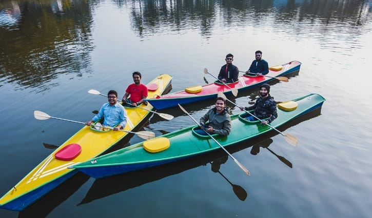 কায়াকিং: আপনিও ভেসে বেড়াতে পারেন পানির বুকে 