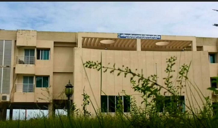 কুকরি-মুকরিতে আটকা পড়েছেন পর্যটকরা কুকরি-মুকরিতে আটকা পড়েছেন পর্যটকরা