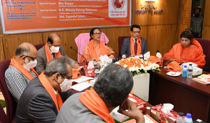 ‘নির্যাতন-সহিংসতা নারীর অগ্রযাত্রাকে বাধাগ্রস্থ করছে’ ‘নির্যাতন-সহিংসতা নারীর অগ্রযাত্রাকে বাধাগ্রস্থ করছে’