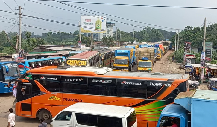 পাটুরিয়ায় পারের অপেক্ষায় ৩০০ গাড়ি পাটুরিয়ায় পারের অপেক্ষায় ৩০০ গাড়ি