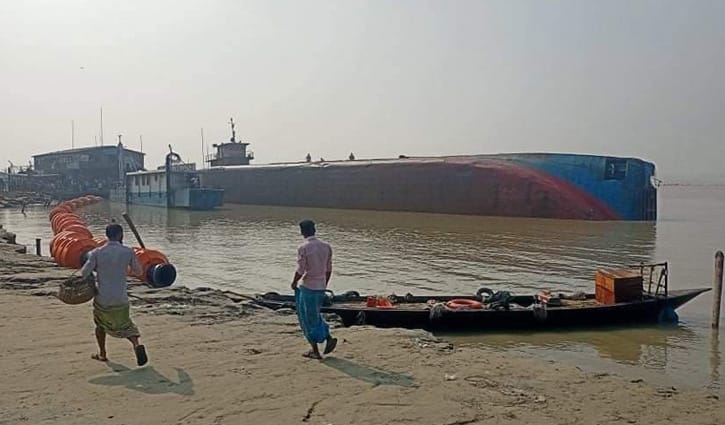 পাটুরিয়ায় ফেরি উল্টে যাওয়ার ঘটনায় প্রত্যক্ষদর্শীরা যা বলছেন পাটুরিয়ায় ফেরি উল্টে যাওয়ার ঘটনায় প্রত্যক্ষদর্শীরা যা বলছেন