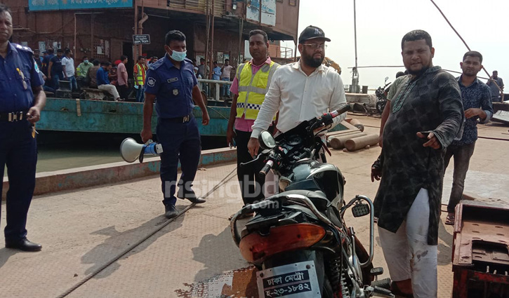 ফেরি দুর্ঘটনা: উদ্ধার হলো ডুবে যাওয়া মোটরসাইকেল ফেরি দুর্ঘটনা: উদ্ধার হলো ডুবে যাওয়া মোটরসাইকেল