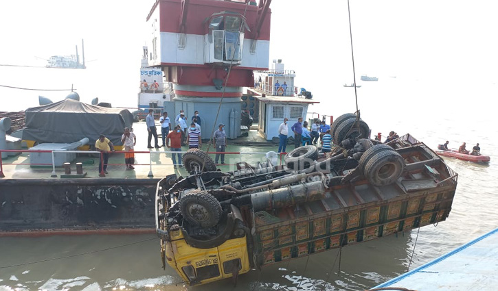 ফেরি দুর্ঘটনা: উদ্ধার হলো আরেকটি ট্রাক 