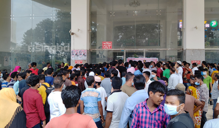 গাজীপুরে কেন্দ্রে হাতাহাতি, টিকা দেওয়া বন্ধ গাজীপুরে কেন্দ্রে হাতাহাতি, টিকা দেওয়া বন্ধ
