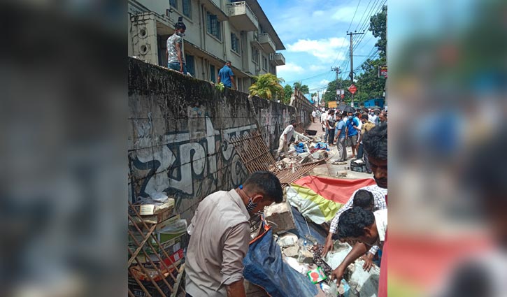 চট্টগ্রামে ধসে পড়লো বাংলাদেশ ব্যাংকের সীমানা প্রাচীর