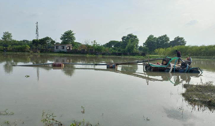 গাজীখালি নদীতে অবৈধ ড্রেজার, হুমকিতে ফসলি জমি গাজীখালি নদীতে অবৈধ ড্রেজার, হুমকিতে ফসলি জমি