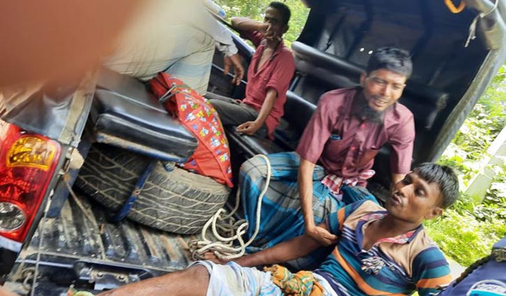 মাইক্রোবাসের এয়ার ফিল্টার বিস্ফোরণে ৪ পুলিশ আহত মাইক্রোবাসের এয়ার ফিল্টার বিস্ফোরণে ৪ পুলিশ আহত