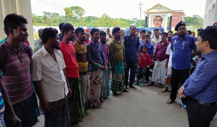 নিষেধাজ্ঞা অমান্য করে মা ইলিশ শিকার: ১৪ জেলের কারাদণ্ড নিষেধাজ্ঞা অমান্য করে মা ইলিশ শিকার: ১৪ জেলের কারাদণ্ড