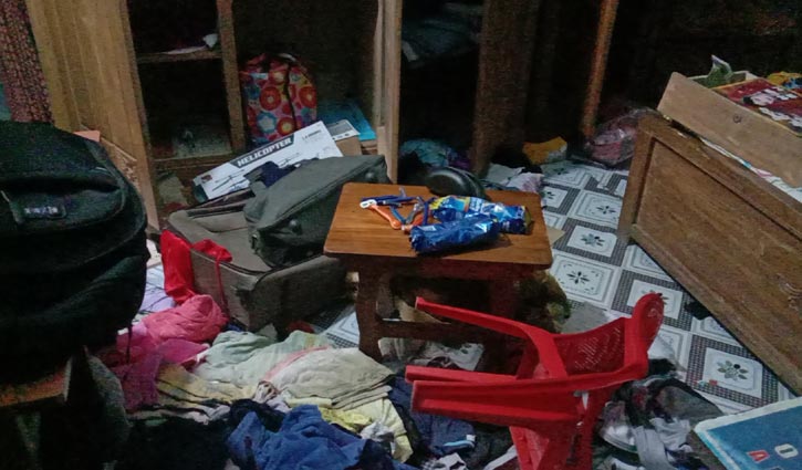 গ্রিল কেটে সৌদি প্রবাসীর বাড়িতে ডাকাতি গ্রিল কেটে সৌদি প্রবাসীর বাড়িতে ডাকাতি
