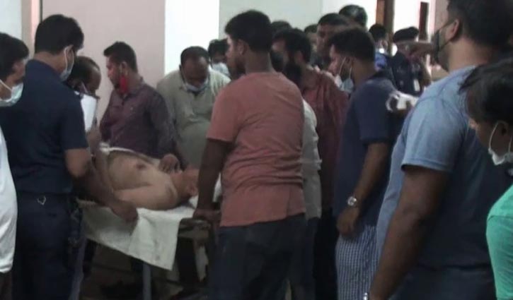 সড়ক দুর্ঘটনায় পুলিশ কর্মকর্তা গুরুতর আহত সড়ক দুর্ঘটনায় পুলিশ কর্মকর্তা গুরুতর আহত