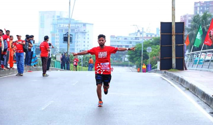 স্বপ্ন পূরণে কাউকে পাশে চান সাঁতারু মনির  