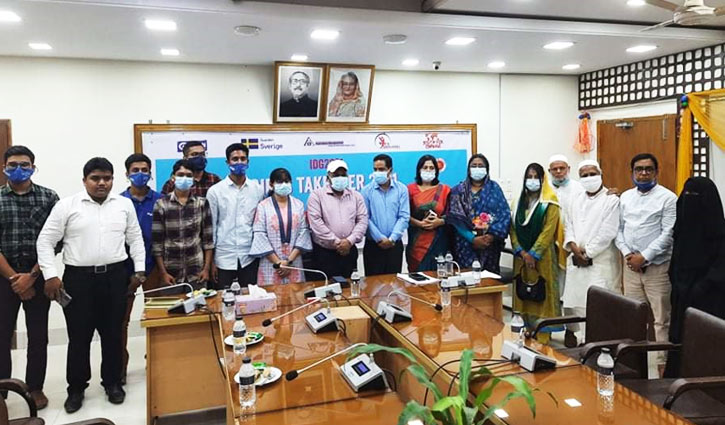 এক ঘণ্টার জেলা প্রশাসক হলেন কিশোরী প্রারম্বা এক ঘণ্টার জেলা প্রশাসক হলেন কিশোরী প্রারম্বা