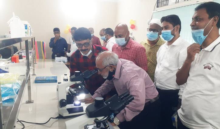 সিকৃবিতে মাছের রোগ নির্ণয়ে ল্যাবরেটরি সিকৃবিতে মাছের রোগ নির্ণয়ে ল্যাবরেটরি