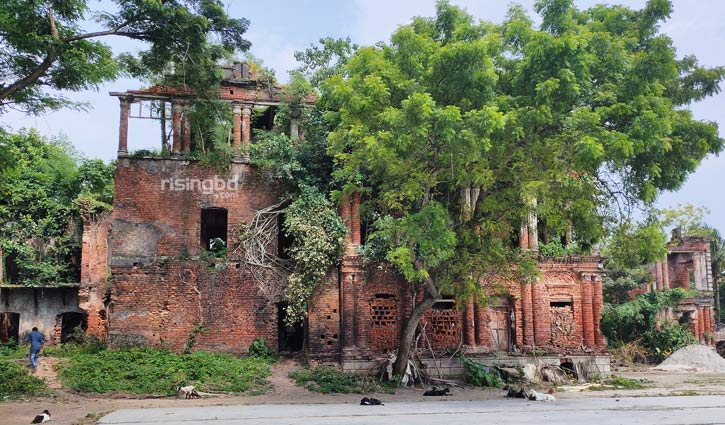 আভিজাত্যে মোড়ানো যে বাড়ির প্রতিটি ইট ও কক্ষ আভিজাত্যে মোড়ানো যে বাড়ির প্রতিটি ইট ও কক্ষ