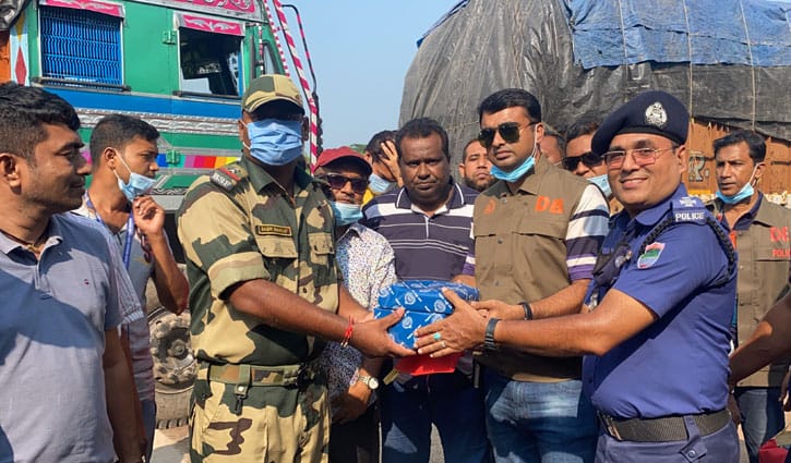 ভারতীয় কর্মকর্তাদের মধ্যে সাতক্ষীরা পুলিশের মিষ্টি বিতরণ ভারতীয় কর্মকর্তাদের মধ্যে সাতক্ষীরা পুলিশের মিষ্টি বিতরণ