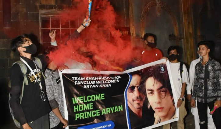 আতশবাজি পুড়িয়ে শাহরুখ ভক্তদের উল্লাসে নতুন বিতর্ক