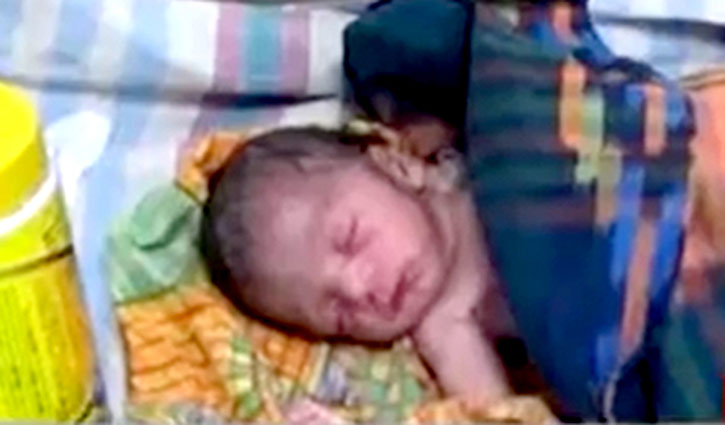 রাস্তার পাশে কলাপাতায় মোড়ানো ফুটফুটে নবজাতক রাস্তার পাশে কলাপাতায় মোড়ানো ফুটফুটে নবজাতক