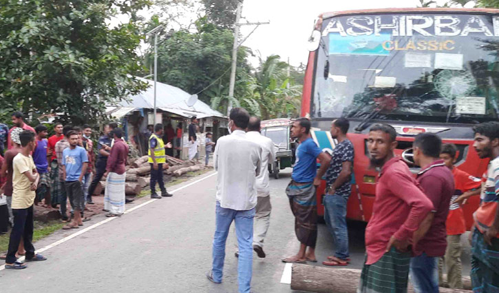 যাত্রীবাহী তিনটি ভ্যানে বাসের ধাক্কা, আহত ৮ যাত্রীবাহী তিনটি ভ্যানে বাসের ধাক্কা, আহত ৮