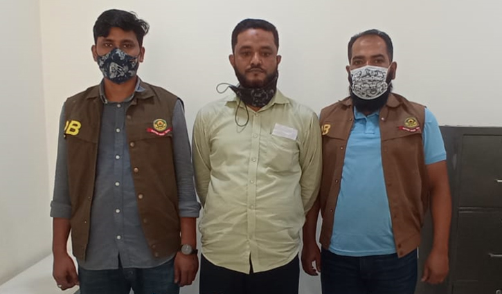 চট্টগ্রামে বিনামূল্যের বইসহ গ্রেপ্তার ১