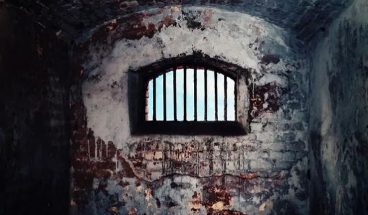 জেল থেকে পালিয়ে পরিবারের সঙ্গে দেখা শেষে আত্মসমর্পণ!