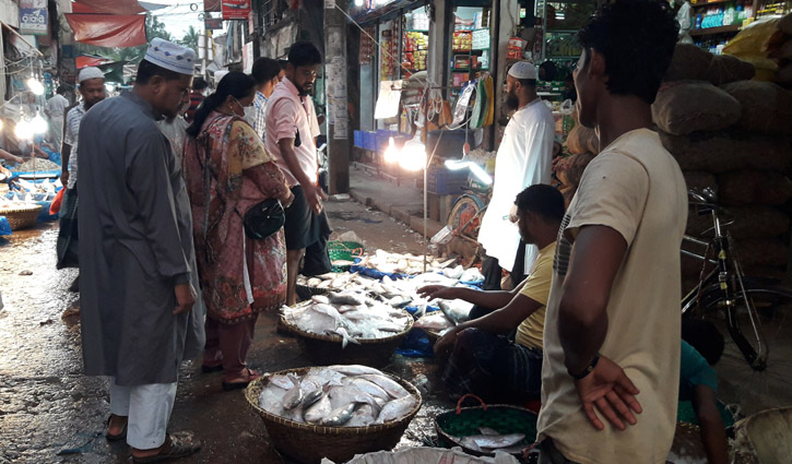 শেষ সময়ে ইলিশের চাহিদা বেশি, দামও বেশি শেষ সময়ে ইলিশের চাহিদা বেশি, দামও বেশি