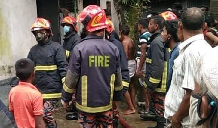 আশুলিয়ায় আগুনে পুড়লো ৪টি ঘর আশুলিয়ায় আগুনে পুড়লো ৪টি ঘর