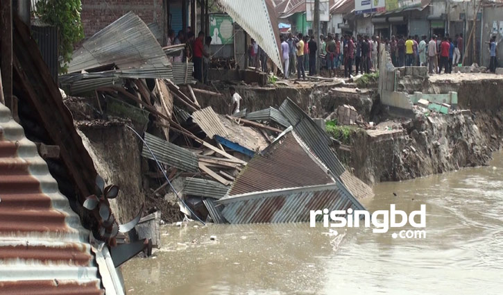 রক্ষা বাঁধের আধা কিলোমিটার ও ২৫ ব্যবসা প্রতিষ্ঠান মধুমতি গর্ভে 